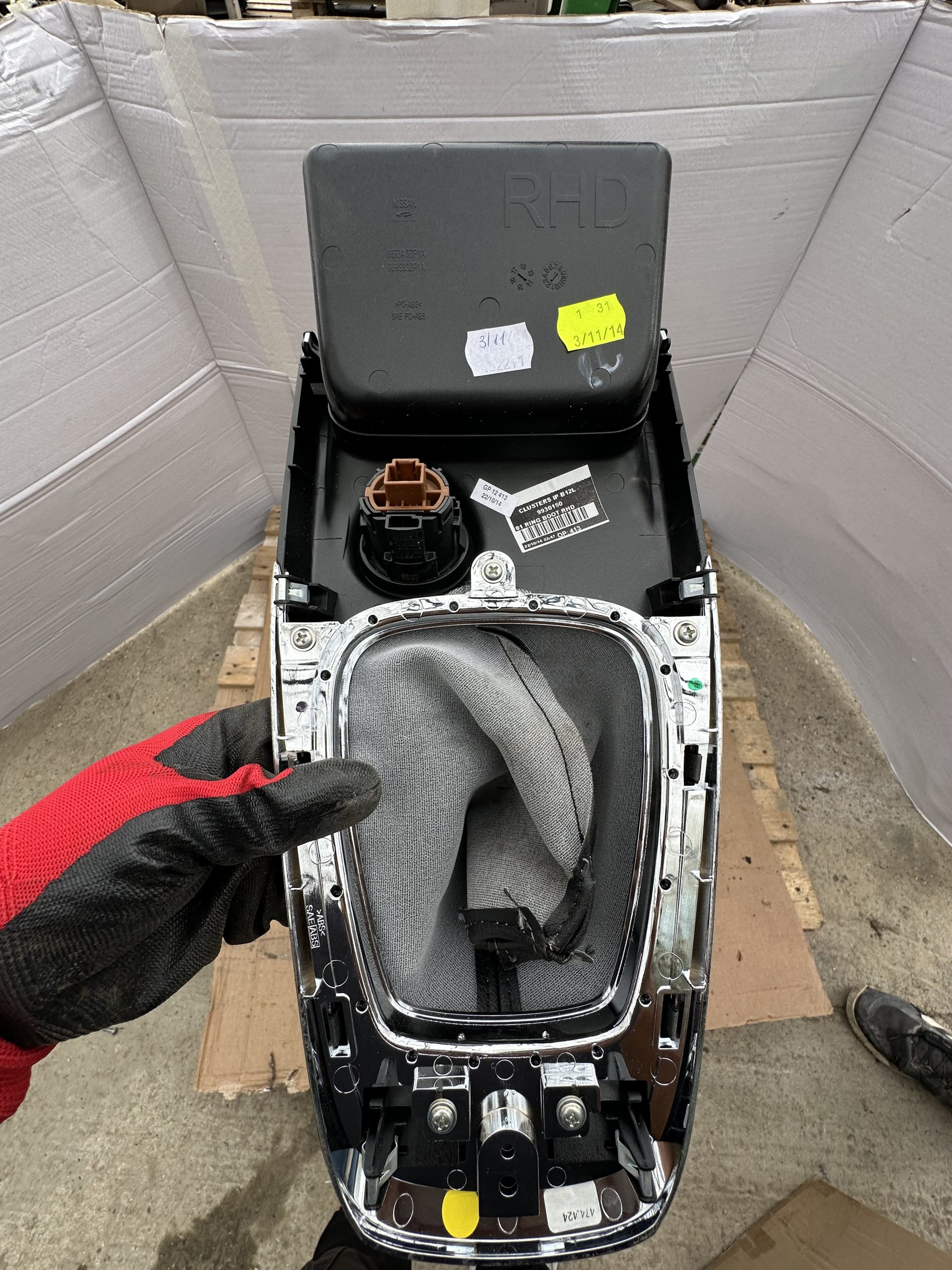 NISSAN PULSAR 2016 CENTRE CONSOLE TRIM GEARSTICK SURROUND TRIM GAITER 9930150 - Image 2